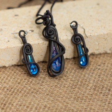 Sada šperků: Přívěšek a náušnice se sytě modrými kapkami – La Sofia