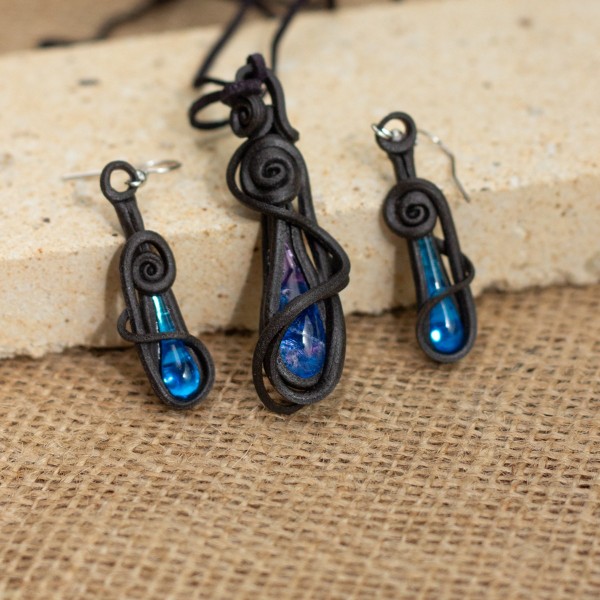 Sada šperků: Přívěšek a náušnice se sytě modrými kapkami – La Sofia