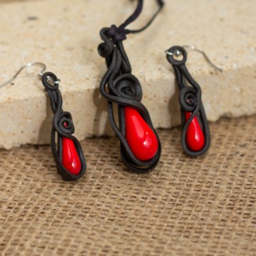 Sada šperků: Přívěšek a náušnice s červenými kapkami – La Sofia