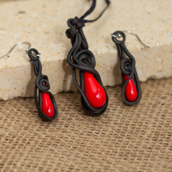 Sada šperků: Přívěšek a náušnice s červenými kapkami – La Sofia