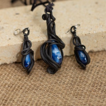 Sada šperků: Přívěšek a náušnice s tmavě modrými kapkami – La Sofia